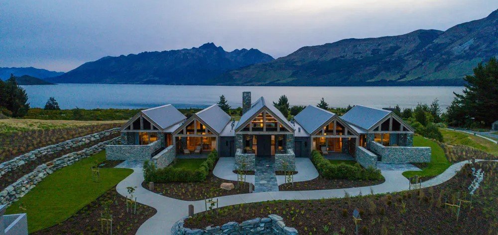 Blanket Bay Lodge, Sky, Plant, Water, Building, Property, Mountain, Cloud, Nature, Land lot, House