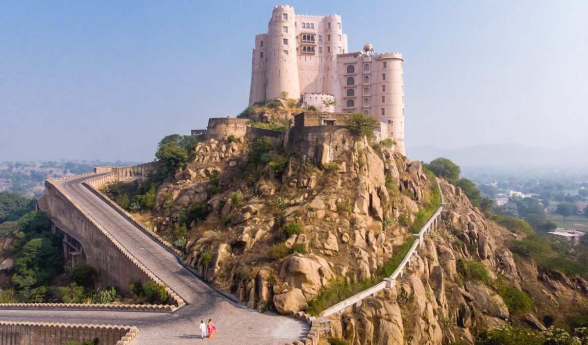 Room Alila Fort Bishangarh, Sky, Building, Plant, Mountain, Vegetation